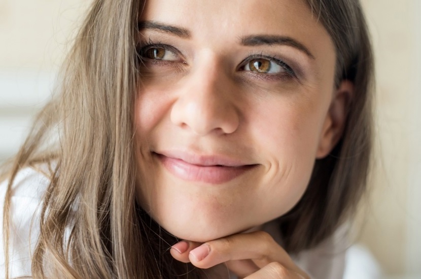 Mujer reflexionando sobre cambios digestivos